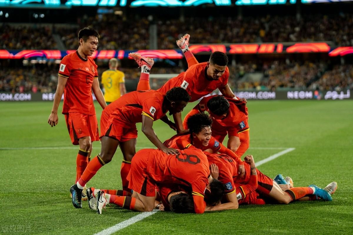 国内足球比赛场面火爆，各队斗志昂扬实力对比激烈的简单介绍