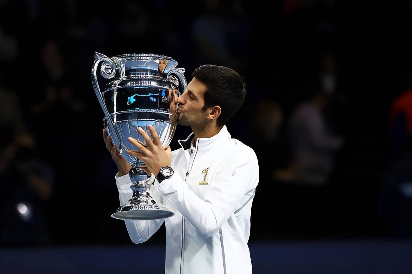 德约科维奇迎来五赛季出色发挥，皇家马德里观众热烈欢呼！