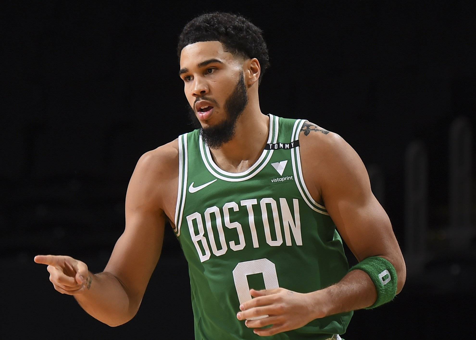 关于重要助攻首场状态出色，FPX观众沸腾！，塔图姆重返赛场引发球迷热议的信息